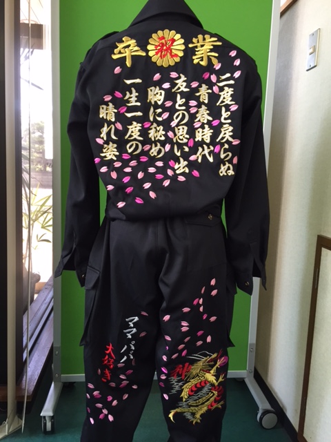 特攻服いっぱいに桜の花びらの刺繍 店長ブログ 変形学生服 特攻服の通販コーソ