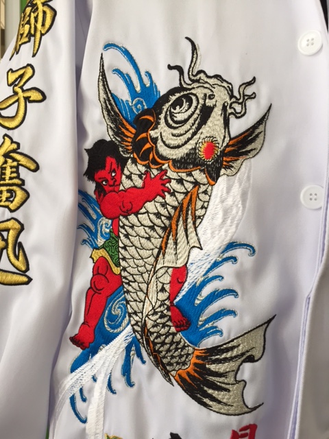 白の特攻服の胸に金太郎の刺繍